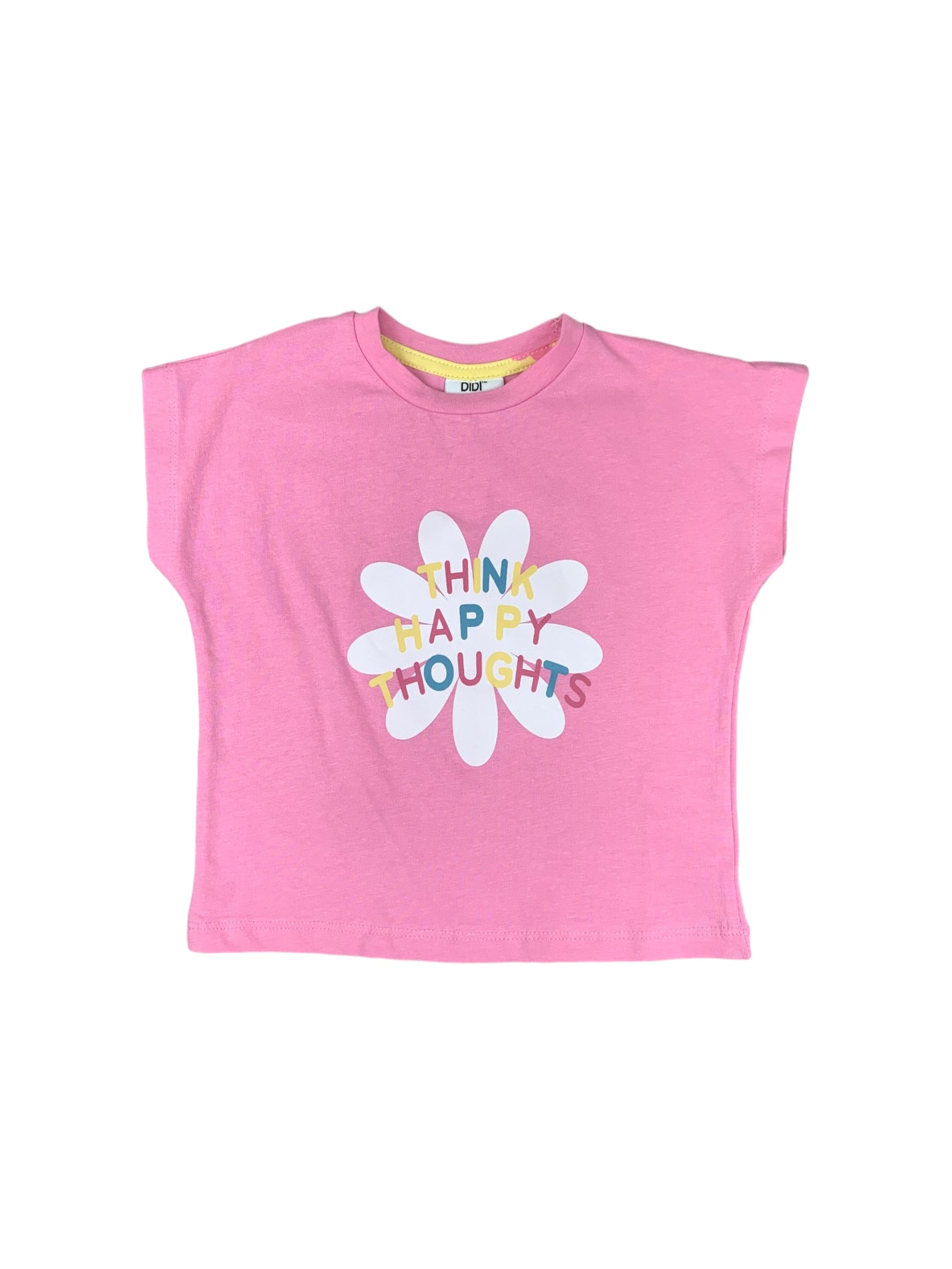 T-shirt rose avec imprimé de fleur et "Think happy thoughts" au devant.