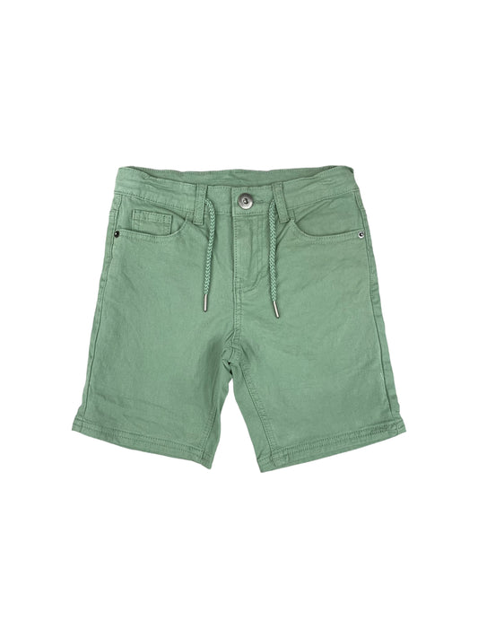 Bermuda jeans vert à 5 poches.  Braguette avec bouton classique. Cordon d'ajustement à la taille.