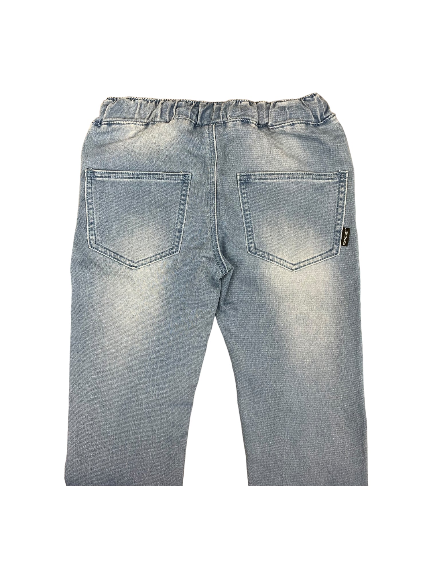 Jogger jeans bleu délavé pour garçon.  5 poches et cordon d'ajustement à la taille. Dos.