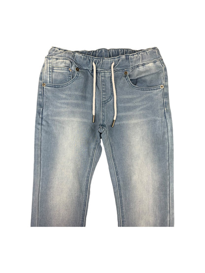 Jogger jeans bleu délavé pour garçon.  5 poches et cordon d'ajustement à la taille. Devant.