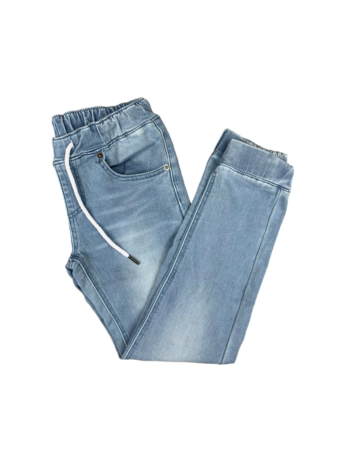Jogger jeans bleu délavé pour garçon.  5 poches et cordon d'ajustement à la taille.