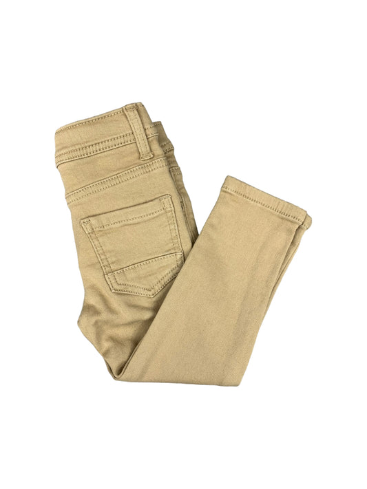 Pantalon jeans beige sable pour garçon à 5 poches.  Braguette à bouton classique. Élastiques d'ajustement à la taille.