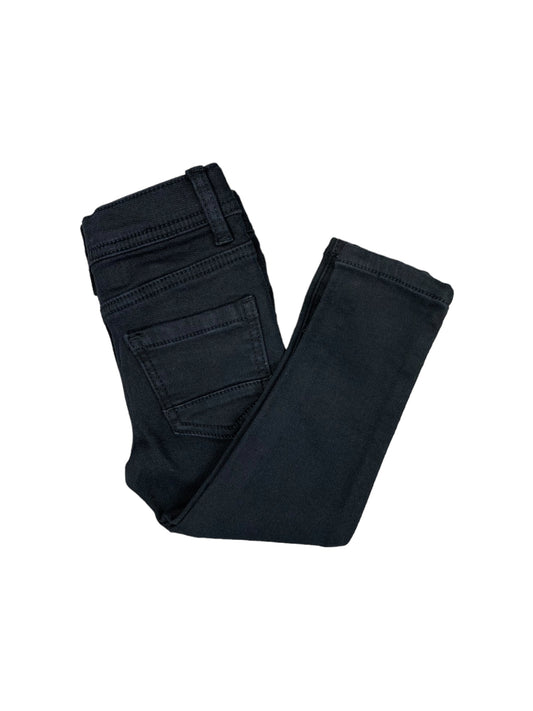 Pantalon jeans noir pour garçon à 5 poches.  Braguette à bouton classique. Élastiques d'ajustement à la taille.