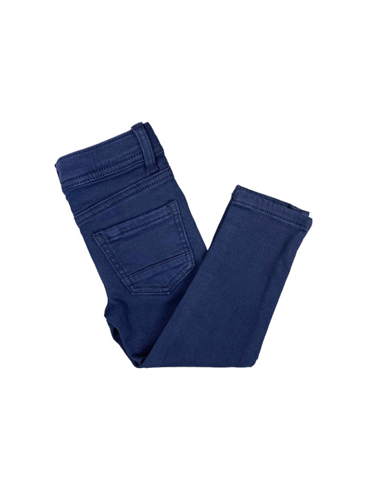 Pantalon jeans bleu foncé pour garçon à 5 poches.  Braguette à bouton classique. Élastiques d'ajustement à la taille.